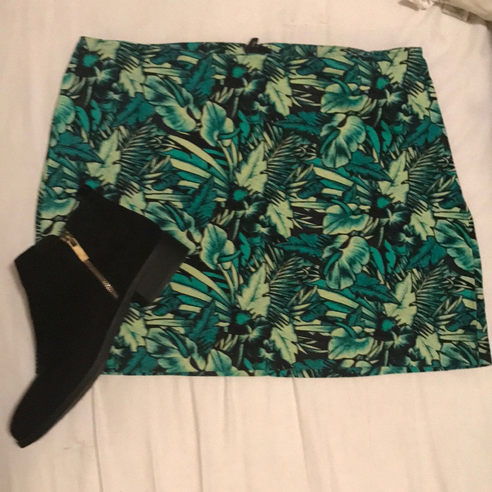 MINI FLORAL SKIRT SZ 10
